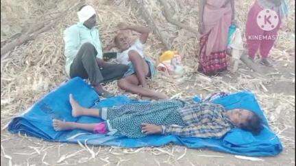 తొర్రూర్: చెర్లపాలెం గ్రామంలోని వరి ధాన్యం కొనుగోలు కేంద్రాల్లో వడదెబ్బతో మహిళా రైతు మృతి