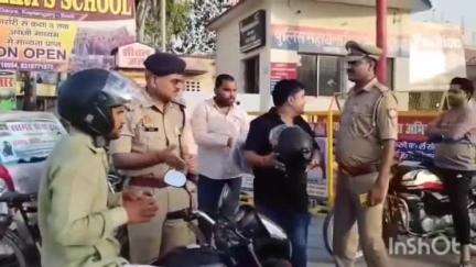 हर्रैया: यातायात जागरूकता अभियान के तहत कप्तानगंज चौराहे पर अपर पुलिस अधीक्षक ने दो पहिया वाहन चालकों को हेलमेट का वितरण किया