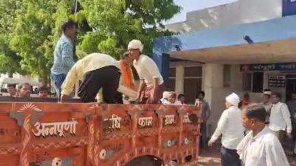 जबेरा: पोड़ी रोड पर अज्ञात वाहन की टक्कर से मोटरसाइकिल सवार पति की मौत, पत्नी जबलपुर रेफर