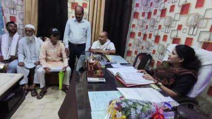 बीना: कब्रिस्तान की समस्याओं को लेकर मुस्लिम समुदाय ने नगर पालिका में ज्ञापन सौंपा, समुदाय के लोग मौजूद रहे