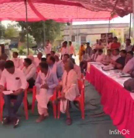 महवा: विधायक की जनसुनवाई में शराब पीकर पहुंचे ग्राम विकास अधिकारी को निलंबित किया गया, पटवारी को थमाया गया नोटिस