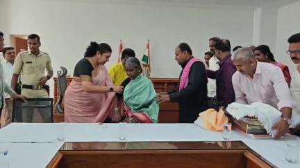 ಚಾಮರಾಜನಗರ: ನಗರದಲ್ಲಿ ಕರ್ನಾಟಕ ಜಾನಪದ ಅಕಾಡಮಿ ಪುರಸ್ಕ್ರತೆ ಹೊನ್ನೂರು ಗೌರಮ್ಮರಿಗೆ ಜಿಲ್ಲಾಡಳಿತದಿಂದ ಸನ್ಮಾನ