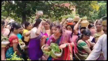 రామగుండం: జమదగ్ని రేణుక ఎల్లమ్మ కళ్యాణ ఘట్టంలో పుట్టకు జలాభిషేకం చేసిన మహిళ భక్తులు