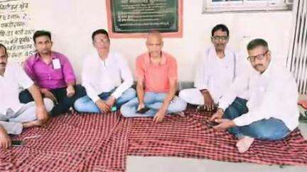पकड़ी दयाल: पकड़ीदयाल में पंचायत समिति सदस्यों ने सरकारी योजनाओं में भेदभाव को लेकर किया धरना प्रदर्शन
