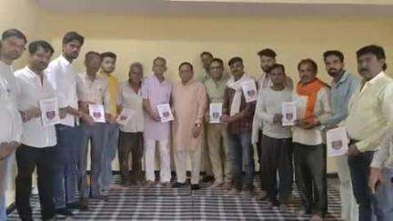 मनोहरथाना: मनोहर थाना लोधा समाज छात्रावास में विधायक गोविंद रानीपुरिया ने सामाजिक संगठनों के पदाधिकारियों की बैठक आयोजित की