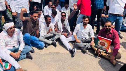 कुडू: ED कार्यालय रांची के बाहर लोहरदगा युवा कांग्रेस का प्रदर्शन, सोनिया-राहुल पर कार्रवाई के विरोध में मोदी सरकार पर बरसे कार्यकर्ता