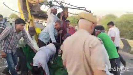 बाड़ी: सरमथुरा-बाड़ी मार्ग पर आंगई गांव के पास टेंपों, बोलेरो व अर्टिगा कार में हुई टक्कर, 2 जनों की मौत व 5 लोग हुए घायल