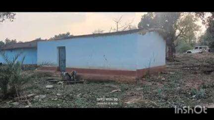 मनोहरपुर: आंधी-पानी से प्रभावित जामकुडिया के दो ग्रामीणों को प्रखंड प्रशासन ने राशन वितरित किया