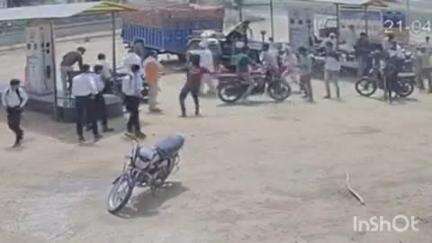 बाह: मंसुखपुरा में पेट्रोल न डालने के आरोप में युवक ने सेल्समैन से की मारपीट, वीडियो हुआ वायरल