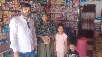 गंगधार: चौमहला में एक व्यक्ति ने ईमानदारी की मिसाल पेश करते हुए महिला को लौटाया उसका पर्स