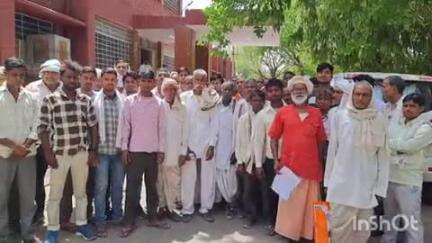 बाड़ी: कलेक्ट्रेट पर पंचायत परिसीमन को लेकर ग्रामीणों ने सौंपा ज्ञापन