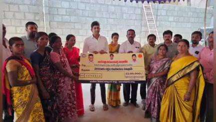 తాడిపత్రి: తాడిపత్రిలో పీఎం అజయ్ రుణాల మంజూరు చెక్కులను లబ్ధిదారులకు అందజేసిన ఎమ్మెల్యే జెసి అస్మిత్ రెడ్డి