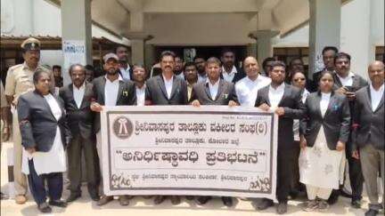 ಶ್ರೀನಿವಾಸಪುರ: ಹಿರಿಯ ವಕೀಲ ಸದಾಶಿವಾರೆಡ್ಡಿ ಹಲ್ಲೆ ಖಂಡಿಸಿ ಪಟ್ಟಣದಲ್ಲಿ  ತಾಲೂಕು ವಕೀಲ ಸಂಘದಿಂದ ತಹಶೀಲ್ದಾರ್ ಗೆ ಮನವಿ