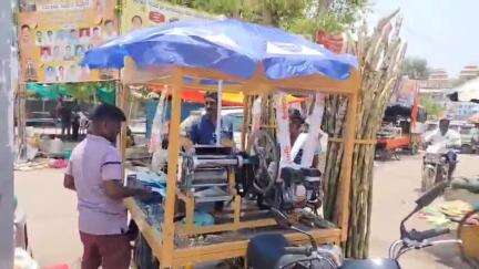 ಗಂಗಾವತಿ: ಸಾಮಾಜಿಕ ಜಾಲತಾಣದಲ್ಲಿ ವಿಡಿಯೋ ನೋಡಿ ತಳ್ಳುವ ಬಂಡಿಗೆ ಬೈಕ್ ಜೋಡಿಸಿ ದುಡಿಯುವ ಯುವಕ, ಆನೆಗುಂದಿಯಲ್ಲಿ ದಿನಕ್ಕೆ 3-4 ಸಾವಿರ ಗಳಿಕೆ