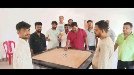 सरायकेला: सरायकेला थाना चौक में कैरम प्रतियोगिता, उड़ीसा के खिलाड़ी भी हुए शामिल, फाइनल में सरायकेला के खिलाड़ी को हार का सामना