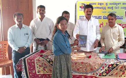 ಸಿದ್ಧಾಪುರ: ಪಠ್ಯದ ಜೊತೆಗೆ ಪಠ್ಯೇತರ ಚಟುವಟಿಗಳಲ್ಲಿಯೂ ಆಸಕ್ತಿಯಿಂದ ತೊಡಗಿಸಿಕೊಳ್ಳಿ ಸಿದ್ದಾಪುರ ತಾಲ್ಲೂಕಿನ ಕೋಲಶಿರ್ಸಿಯಲ್ಲಿ ಶಾಸಕ ಭೀಮಣ್ಣ ನಾಯ್ಕ ಕರೆ