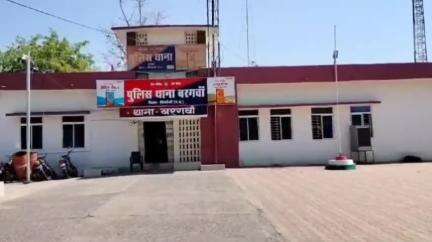 देवसर: वरगवा पुलिस ने चलाया स्वच्छता अभियान, थाने में की गई सफाई