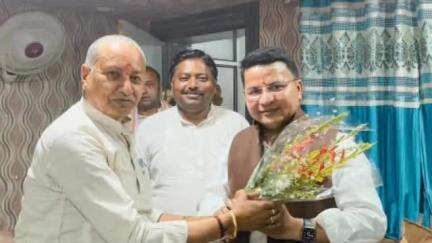 सिमरिया: पुरुलिया के सांसद ज्योतिर्मय सिंह महतो पहुंचे चतरा, सांसद कालीचरण सिंह ने किया स्वागत