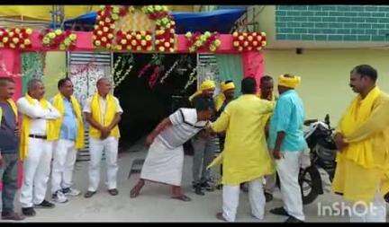 परैया: परैया में ग्रामीण ने पुत्री के विवाह पर की नई पहल, अंगवस्त्र से सम्मानित कर पौधारोपण का संकल्प दिलाया