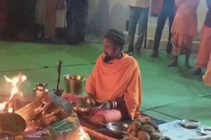 साईं खेड़ा: बरिया घाट के शनि मंदिर आश्रम में संत शिवानंद दादा जी ने किया हवन, बड़ी संख्या में भक्त पहुंचे