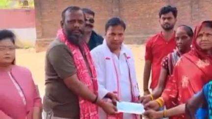 बांसगांव: समाजसेवी आलोक गुप्ता ने गजपुर के कोठा गाँव में पहुँचकर घायलों से मिलकर स्वास्थ्य की जानकारी ली, दिया 20 हजार का चेक