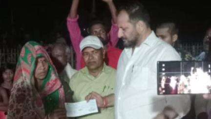 छातापुर: अग्नि पीड़ित परिवार को मंत्री ने मुआवज़ा चेक दिया