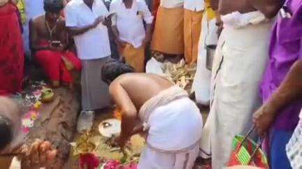 மோகனூர்: மோகனூரில் ஸ்ரீ மகாமாரியம்மன் சித்திரைத் திருவிழாவையொட்டி ஆயிரக்கணக்கான பக்தர்கள் பூக்குழி இறங்கி நேர்த்திக்கடன் செய்தனர்