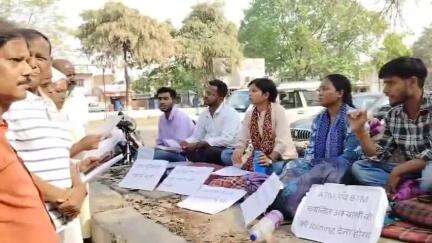 कोडरमा : ATM और BTM पद पर चयनित 
अभ्याथीयों से मिला JMM का एक प्रतिनिधि मंडल दिया मदद का भरोसा