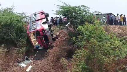 ಜಮಖಂಡಿ: ಹಿಪ್ಪರಗಿ ಸಮೀಪ ಸಾರಿಗೆ ಬಸ್ ಪಲ್ಟಿ, ತಪ್ಪಿದ ಭಾರೀ ಅನಾಹುತ