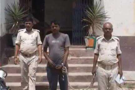 हलसी: हलसी गांव से पिकअप पर मवेशी लादकर चोरी कर भाग रहा था चोर, पुलिस ने विद्यापीठ चौक लखीसराय से किया गिरफ्तार