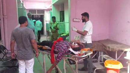 तमकुही राज: सलेमगढ़ फोरलेन चौराहे पर बाइक सवार को अज्ञात वाहन ने मारी टक्कर, गंभीर स्थिति में जिला अस्पताल किया गया रेफर