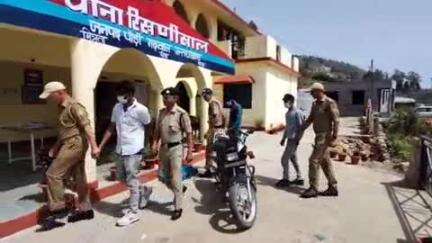 रिखणीखाल: रिखणीखाल पुलिस ने अवैध तंमचे और 5 जिन्दा कारतूस के साथ 3 युवकों को किया गिरफ्तार