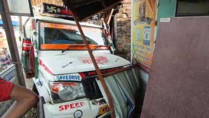 কালনা ১: ধর্ম ডাঙ্গার কাছে নিয়ন্ত্রণ হারিয়ে ঢুকে গেল একটি সবজি বোঝাই গাড়ি দোকানে, অল্পের জন্য প্রাণে রক্ষা ৫ জনের