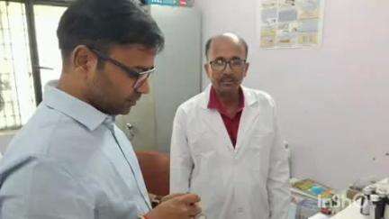 जसराना: डीएम ने प्राथमिक स्वास्थ्य केंद्र नारखी का किया निरीक्षण, दवा वितरण में लापरवाही पर लगाई फटकार