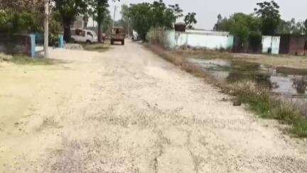 इटवा: सिकौथा से रोहांव बुजुर्ग 3 किलोमाीटर लम्बी सडक टूटकर गड्ढो में हुई तब्दील #jansamasya