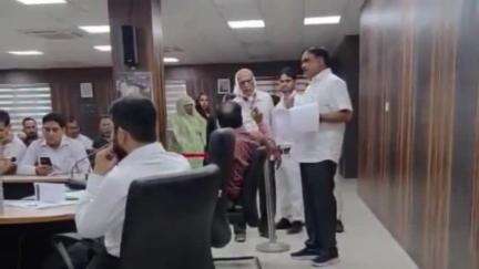 बडोनी: दतिया के न्यू कलेक्ट्रेट में जन सुनवाई, अपर कलेक्टर और जिला पंचायत सीईओ ने सुनी समस्याएं