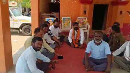 धर्माबाद: घरकुलासह विविध कामे व योजना पूर्ण न झाल्याने चिकना येथे तंटामुक्ती अध्यक्ष आवरे यांचे आमरण उपोषण सुरु
