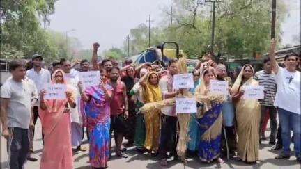 झरिया/जोरापोखर/सिंदरी: गौशाला-FCIL प्रबंधन का पुतला फूंका, ग्रामीणों ने लगाए मुर्दाबाद के नारे