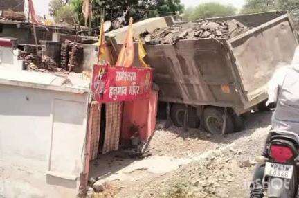 कन्नौद: नयापुरा बचगांव में रामेश्वर हनुमान मंदिर की दीवार से तेज रफ्तार डंपर टकराया, बड़ी दुर्घटना टली