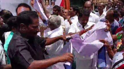 லால்குடி: அமைச்சர் பொன்முடி உருவப் படத்தை துடப்பதால் அடித்து அதிமுகவினர் புள்ளம்பாடியில் போராட்டத்தில் ஈடுபட்டதால் பரபரப்பு