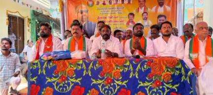 ధర్మవరం పట్టణంలో వైకాపాకు షాక్ 
 భారీగా బీజేపీలోకి చేరిన వైకాపా కార్యకర్తలు