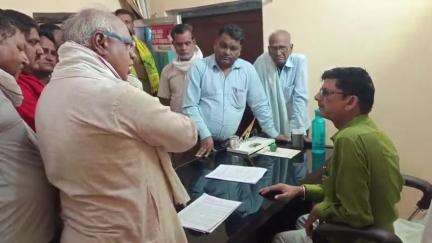 कैलारस: विस्थापित दुकानदारों ने CMO कैलारस को ज्ञापन सौंपा, प्रमुख सचिव नगरी प्रशासन से निशुल्क दुकानों की मांग की