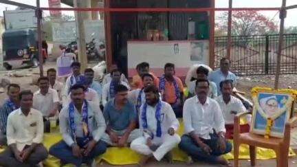 ಬಸವನ ಬಾಗೇವಾಡಿ: ಪಟ್ಟಣದಲ್ಲಿ ಬೆಳ್ಳಂ ಬೆಳಿಗ್ಗೆ ನಡೆದ ತೆರವು ಕಾರ್ಯಚರಣೆ ಖಂಡಿಸಿ ದಲಿತ ಸಂಘಟನೆ ವತಿಯಿಂದ ಪ್ರತಿಭಟನೆ