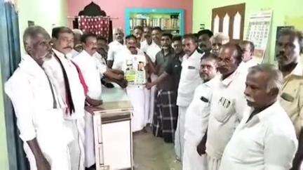 திருச்சுழி: அதிமுக அலுவலகத்தில் வடக்கு ஒன்றிய அதிமுக சார்பில் whatsapp ஸ்கேனர் மூலம் 50க்கும் மேற்பட்ட இளைஞர்கள் அதிமுக whatsapp குழுவில் இணைந்தார்