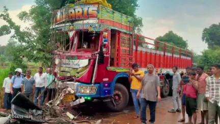चंदगड: चंदगड मध्ये बेळगाव वेंगुर्ला मार्गावर भीषण अपघात, ट्रकच्या धडकेत ST बसचा चेंदामेंदा; ड्रायव्हर ठार, 15 जखमी