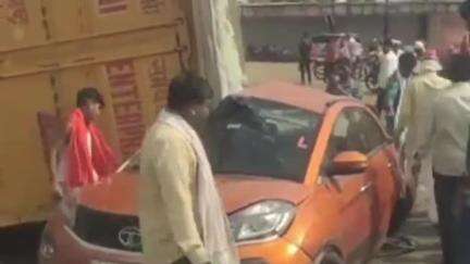 तुळजापूर: सोलापूर तुळजापूर रोडवर सिंदफळ येथे मोटारकार व कंटेनर भीषण अपघात, सुदैवाने जीवितहानी नाही