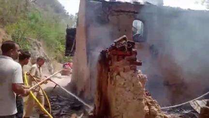 अम्ब: लाहड़ गांव में रिहायशी मकान और पशुशाला में लगी आग, नुकसान का अनुमान ₹7 लाख
