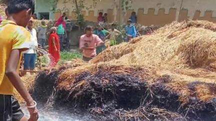 गंडई के नजदीकी ग्राम ढाबा में लगी आग से पैरावट जलकर हुआ खाक