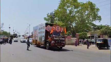 धरणगाव: छत्रपती शिवाजी महाराज स्मारक येथे जिजाऊ रथयात्रेचे फटाके फोडून जल्लोषात स्वागत
