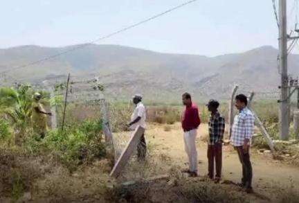 బద్వేల్: పట్టణ మున్సిపాలిటీకి చెందిన డంపింగ్ యార్డ్ స్థలం ఆక్రమణకు గురిగి కావడంతో తొలగించిన పురపాలక   సిబ్బంది
